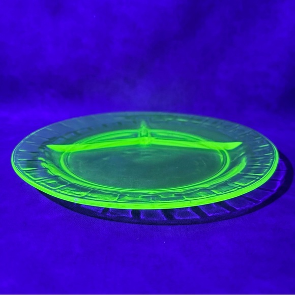 Hocking Green Cameo 10 1/2"  Dinner Plate One Uranium Glass Glowing - Picture 2 of 7